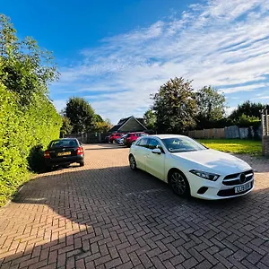 Acorn Gatwick & Parking הורלי